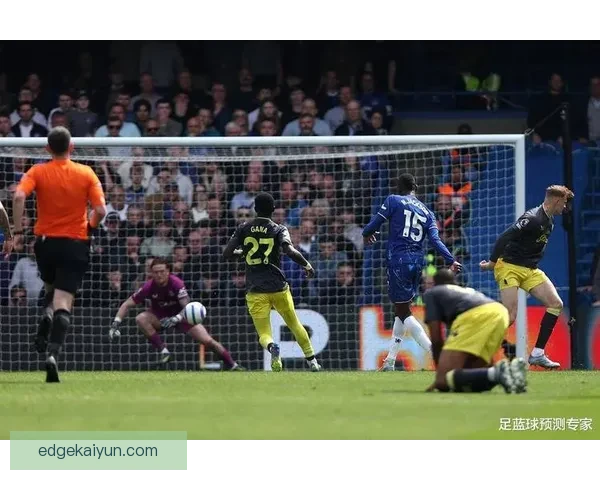 足球锋线对决值得关注，球员表现状态逐渐回暖。